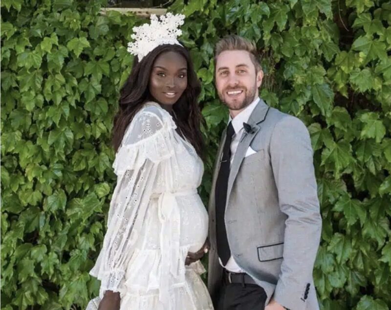 Nikki et Jammie, un couple mixte souriant