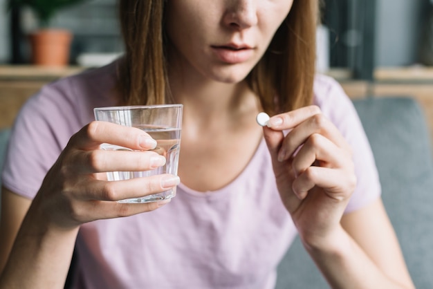 Femme prenant un médicament