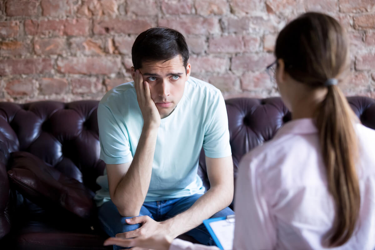 Couple discutant de leurs émotions