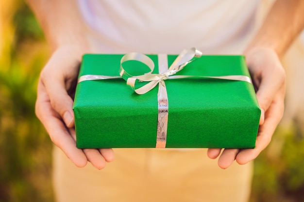 Homme tenant un cadeau emballé