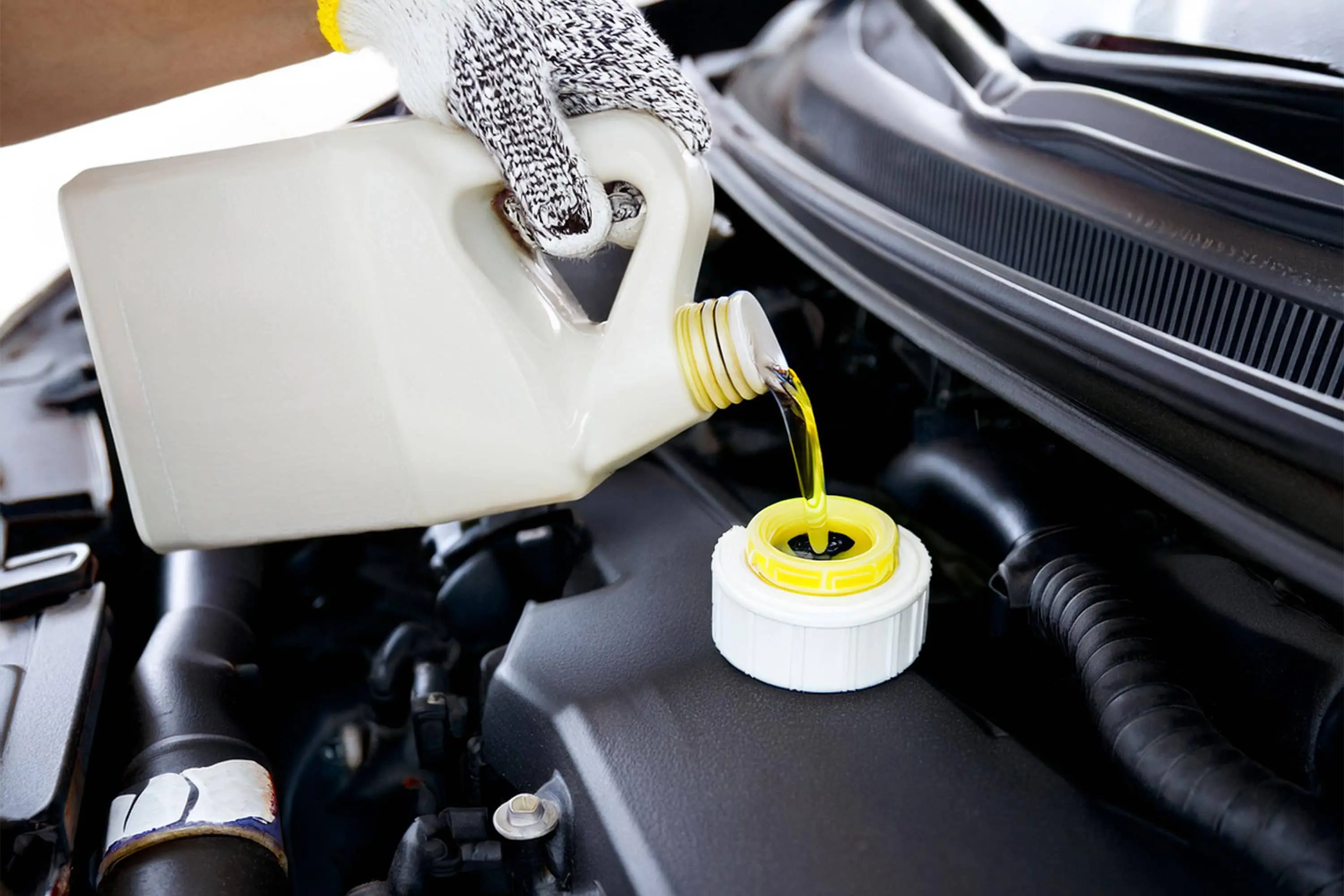 Contrôle du niveau de liquide de frein sous le capot