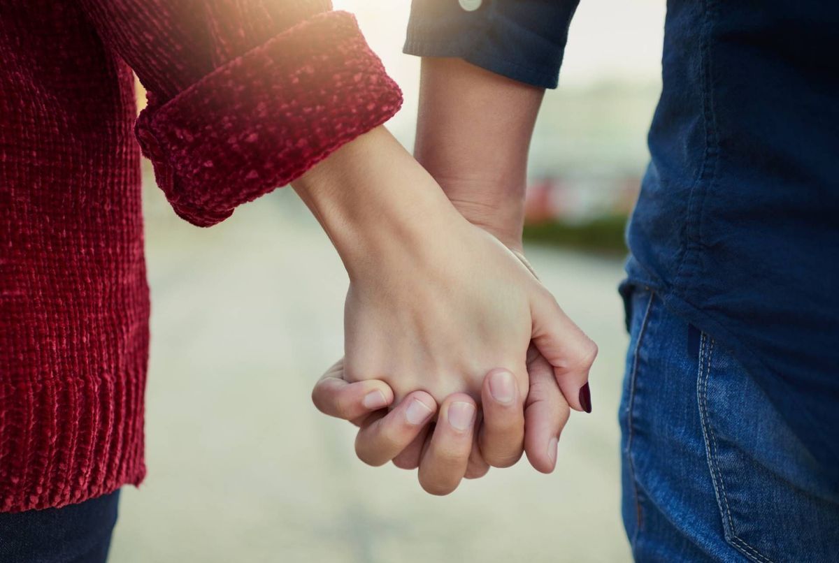 Couple heureux qui rit ensemble