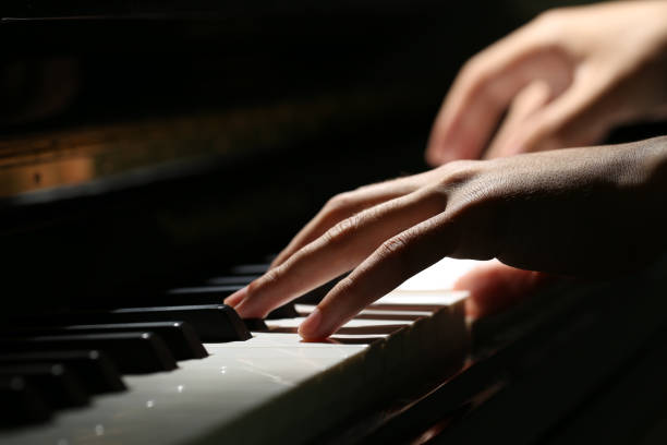 Jeune femme jouant du piano avec émotion
