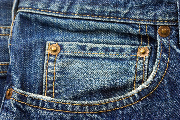 Détail de rivets métalliques sur un jean