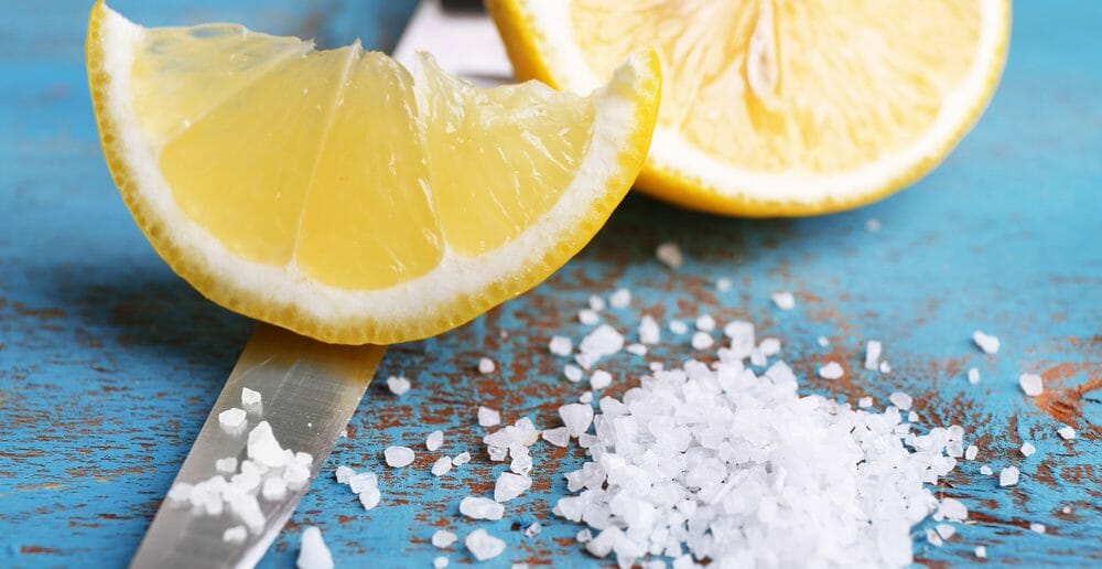 Mélange de citron et de sel utilisé comme purificateur naturel