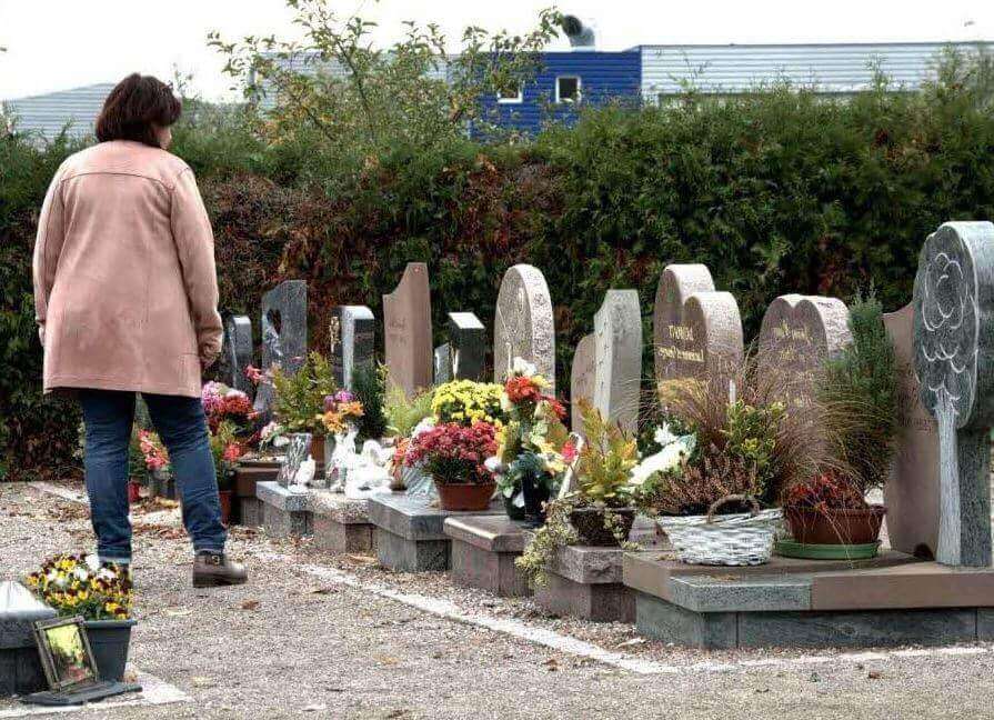 Allée de tombes sous un ciel orageux