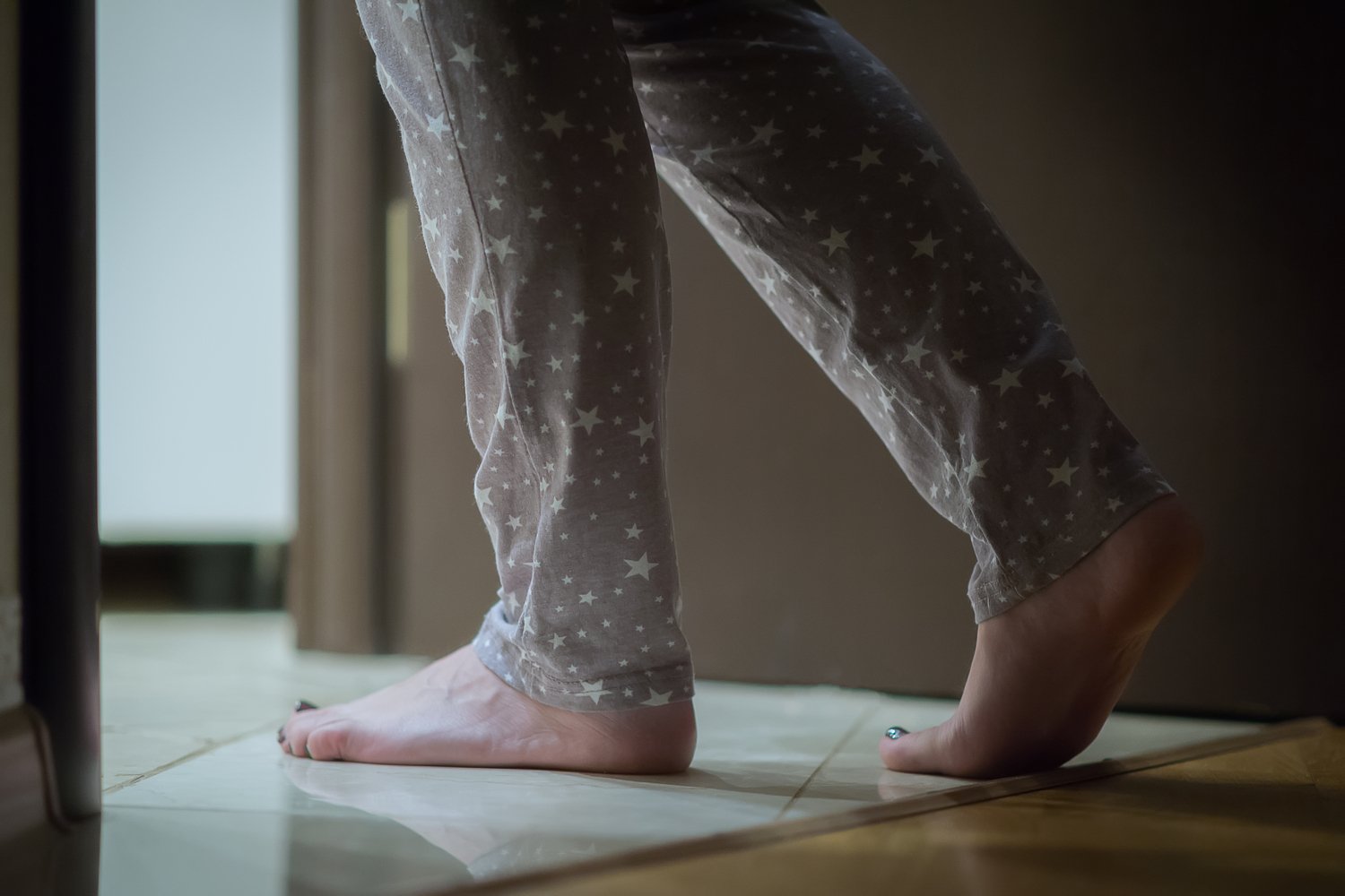 Femme se levant la nuit pour uriner