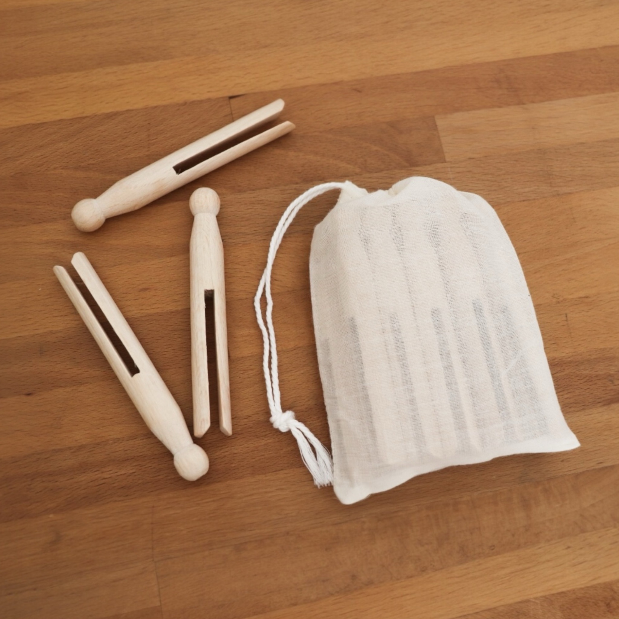 Pinces à linge en bois sur fond blanc