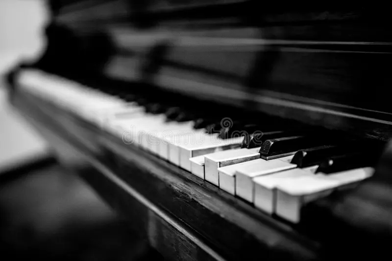 Piano ancien dans un intérieur chaleureux