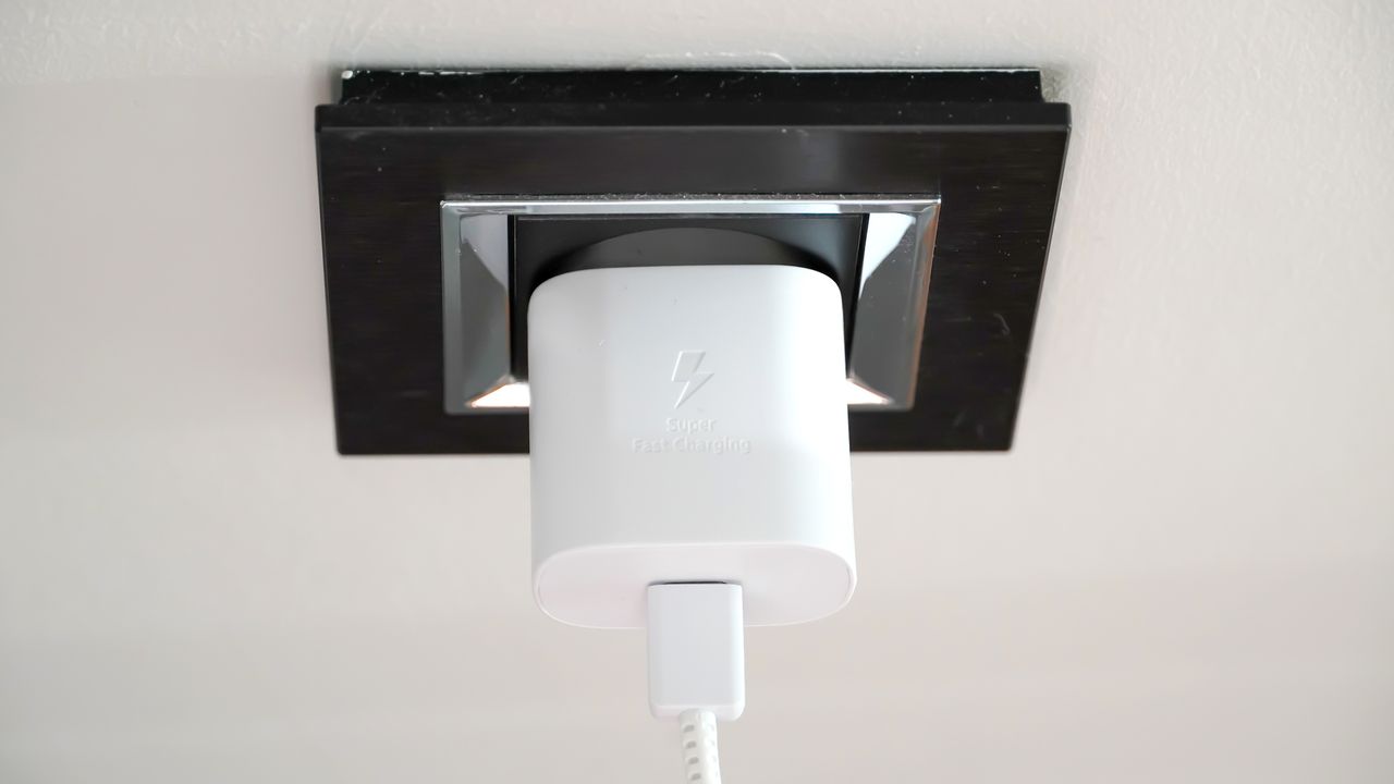 Chargeur de téléphone laissé branché en permanence