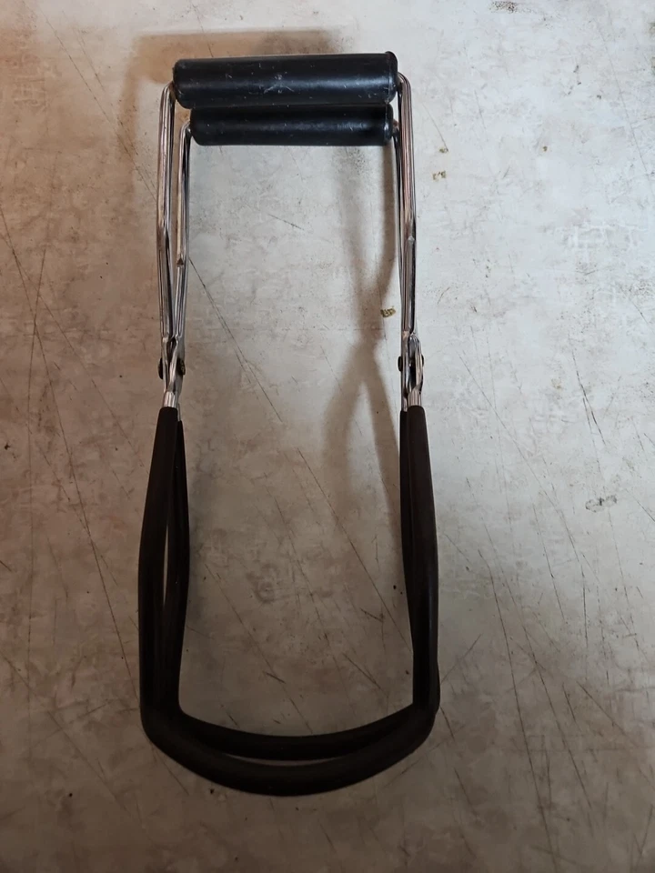 Grand-mère souriante tenant un objet ancien