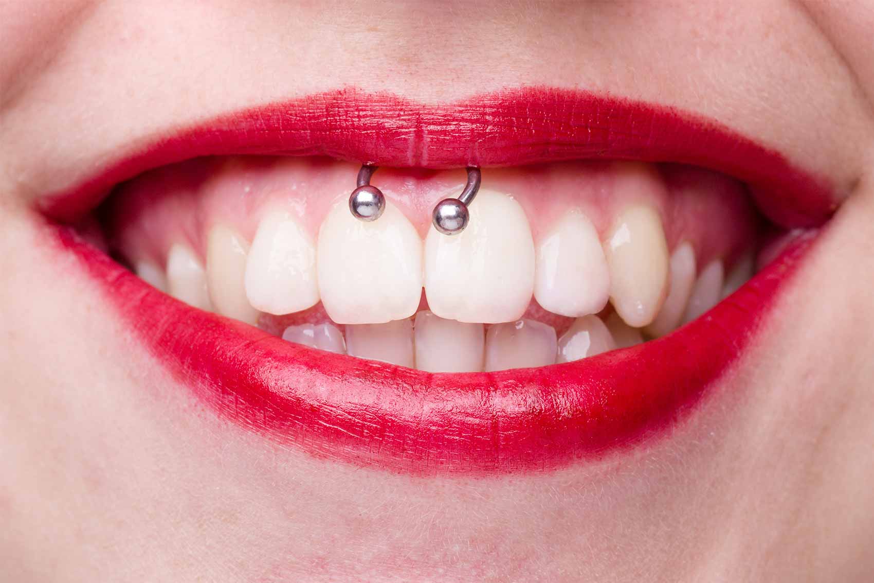 Piercing labial élégant sur un sourire