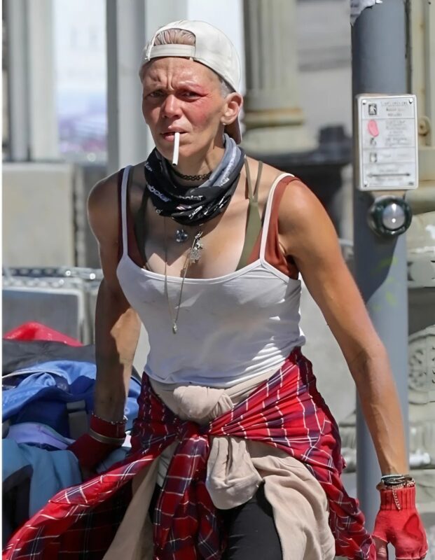 Femme souriante dans un cadre quotidien