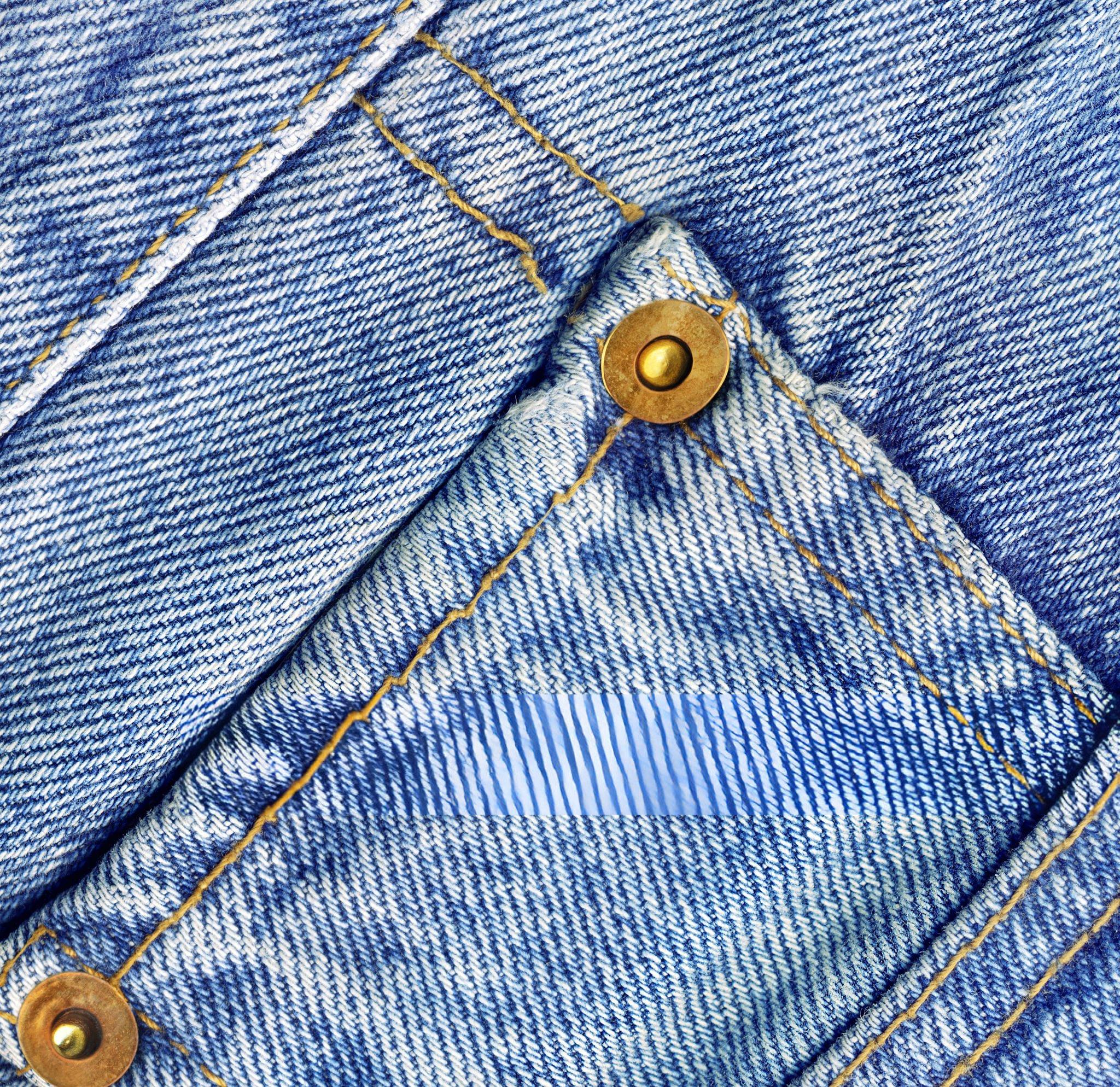 Détail d'ourlet de jean avec boutons