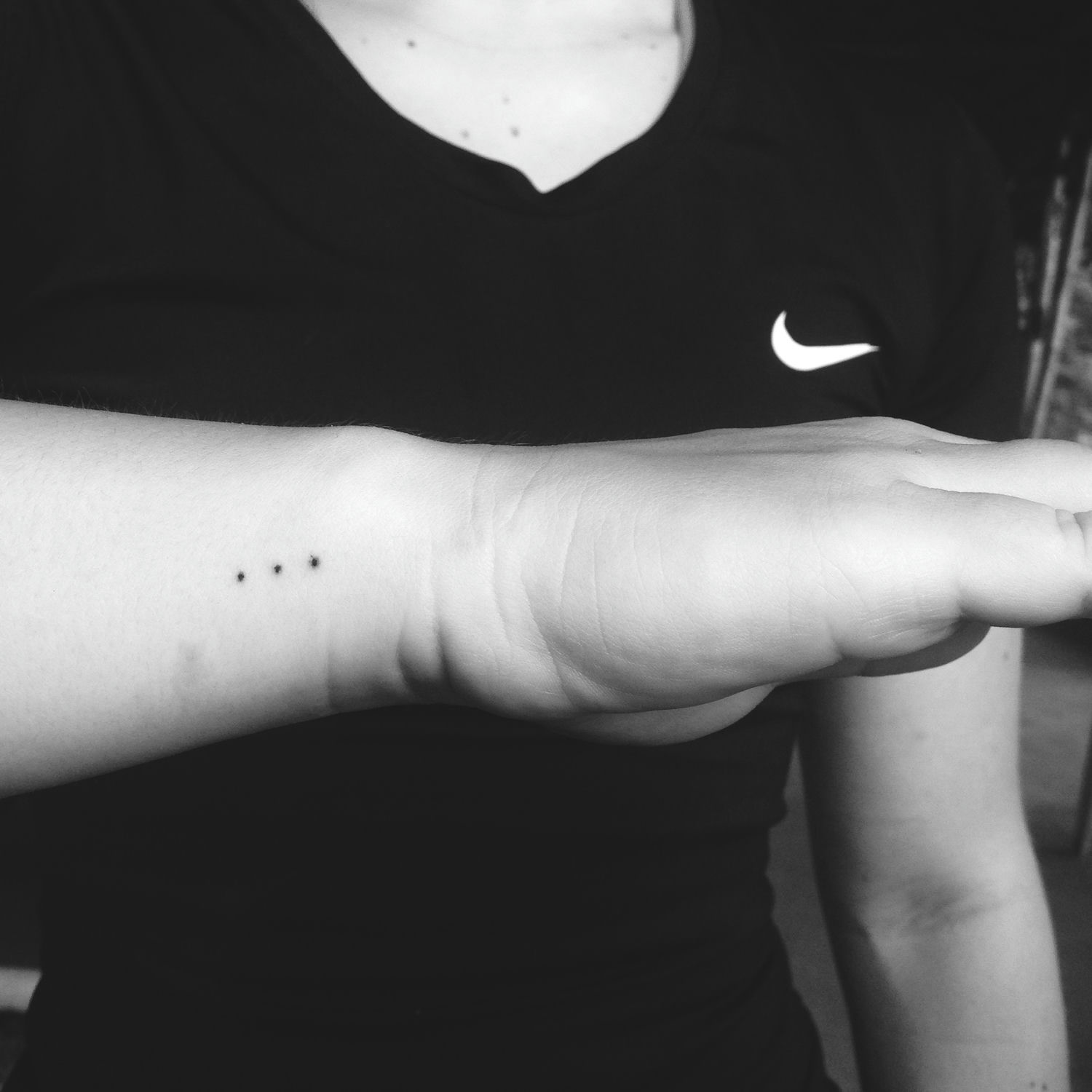Tatouage à trois points version minimaliste