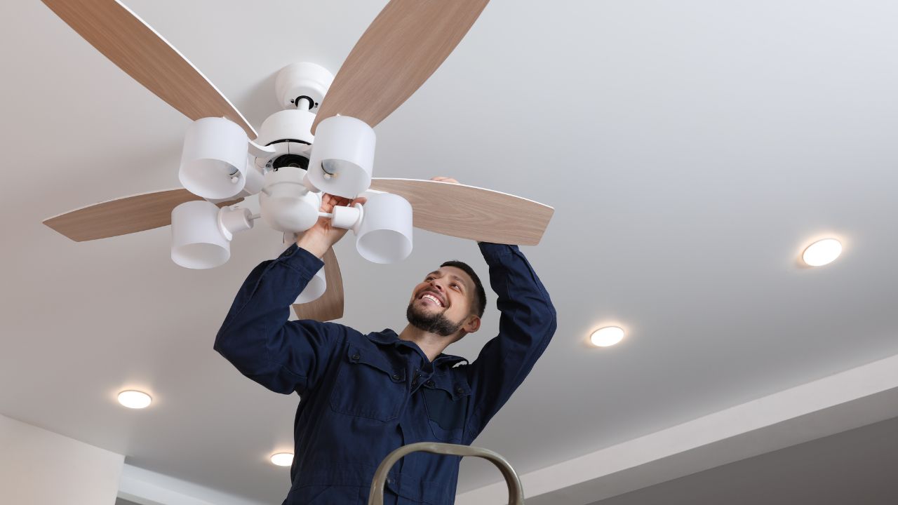 Ventilateur de plafond moderne dans un intérieur design