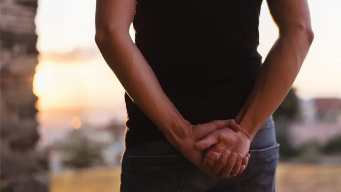 Posture des mains derrière le dos analysée