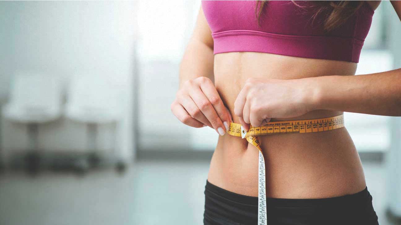 Femme vérifiant son tour de taille