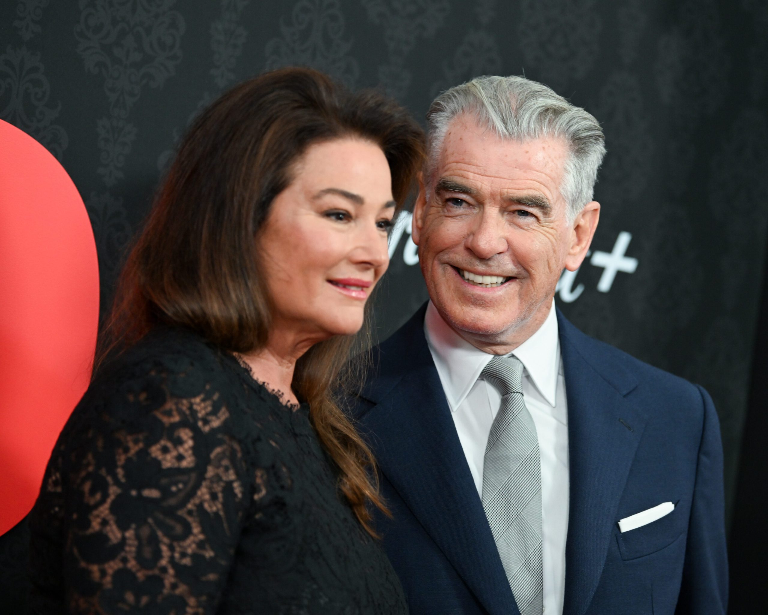 Couple s'embrassant tendrement