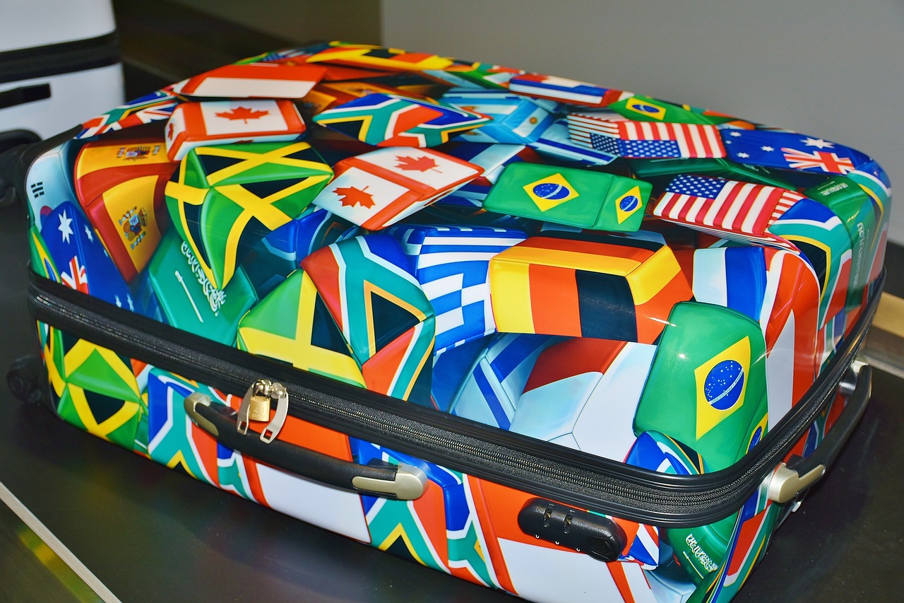 Valises colorées avec motifs originaux sur un tapis roulant