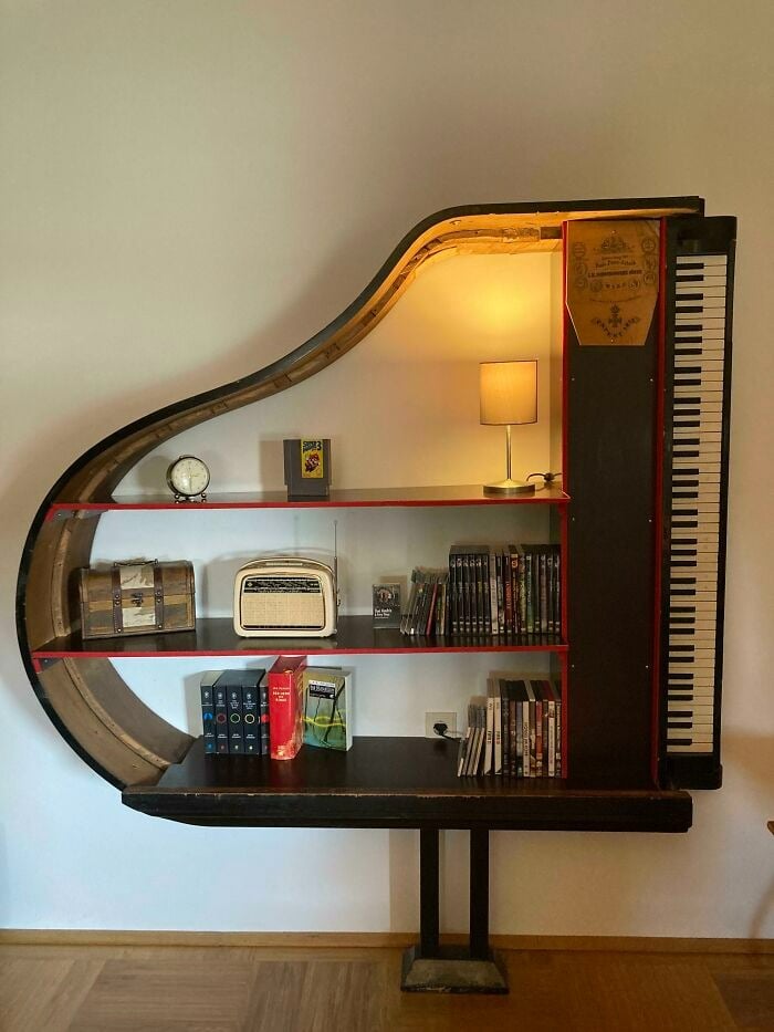 Meuble fabriqué à partir d'un piano recyclé