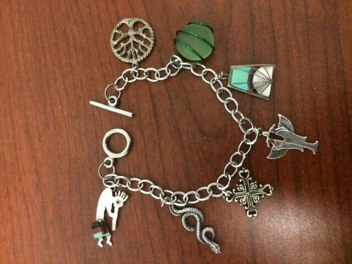 Bracelet à breloques fait de boucles d'oreilles dépareillées