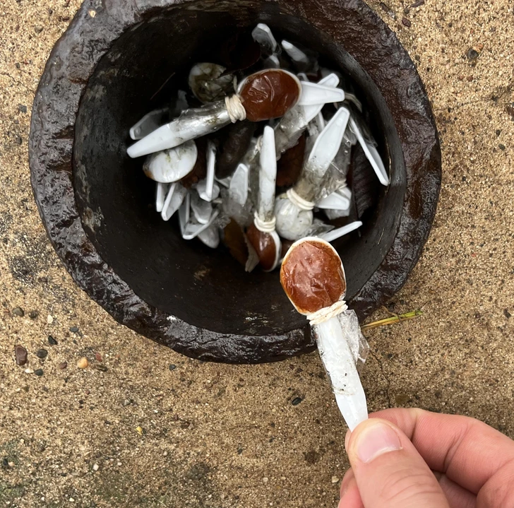 Cuillère contenant une pâte brunâtre