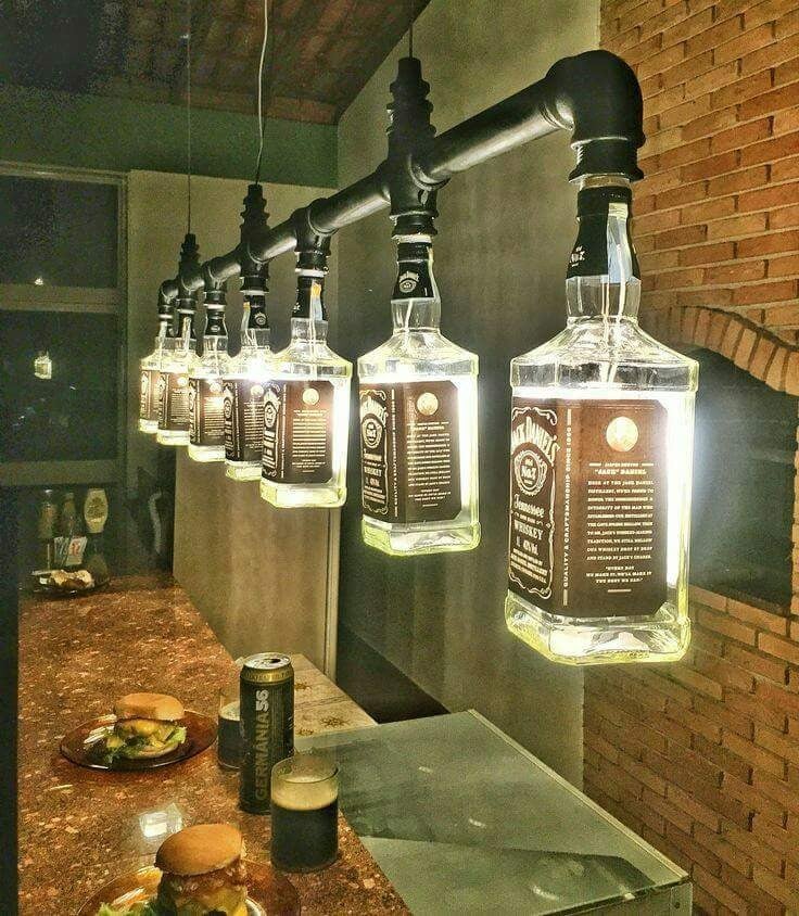 Lampes fabriquées à partir de bouteilles en verre et guirlandes LED