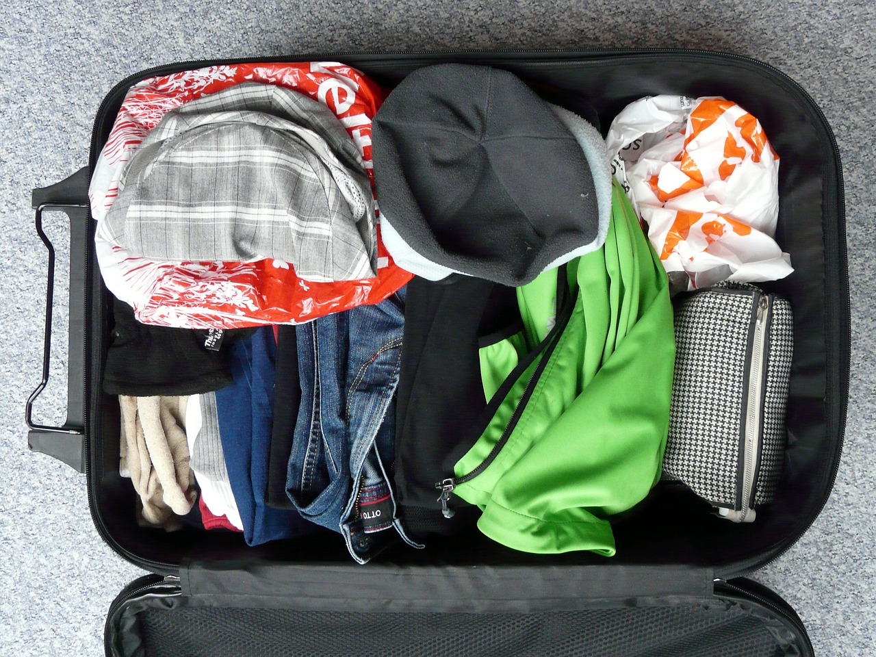 Personne préparant sa valise avec méthode