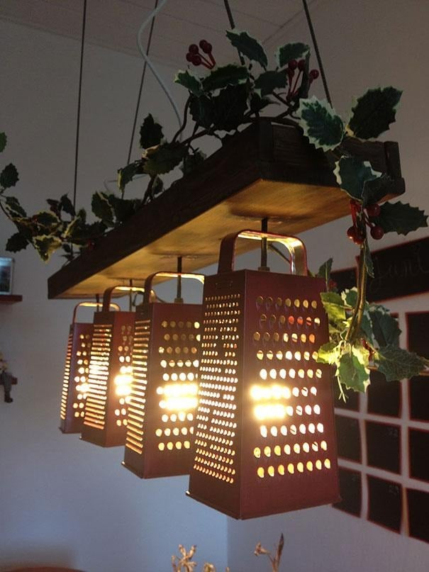 Lustre fabriqué avec un violon recyclé