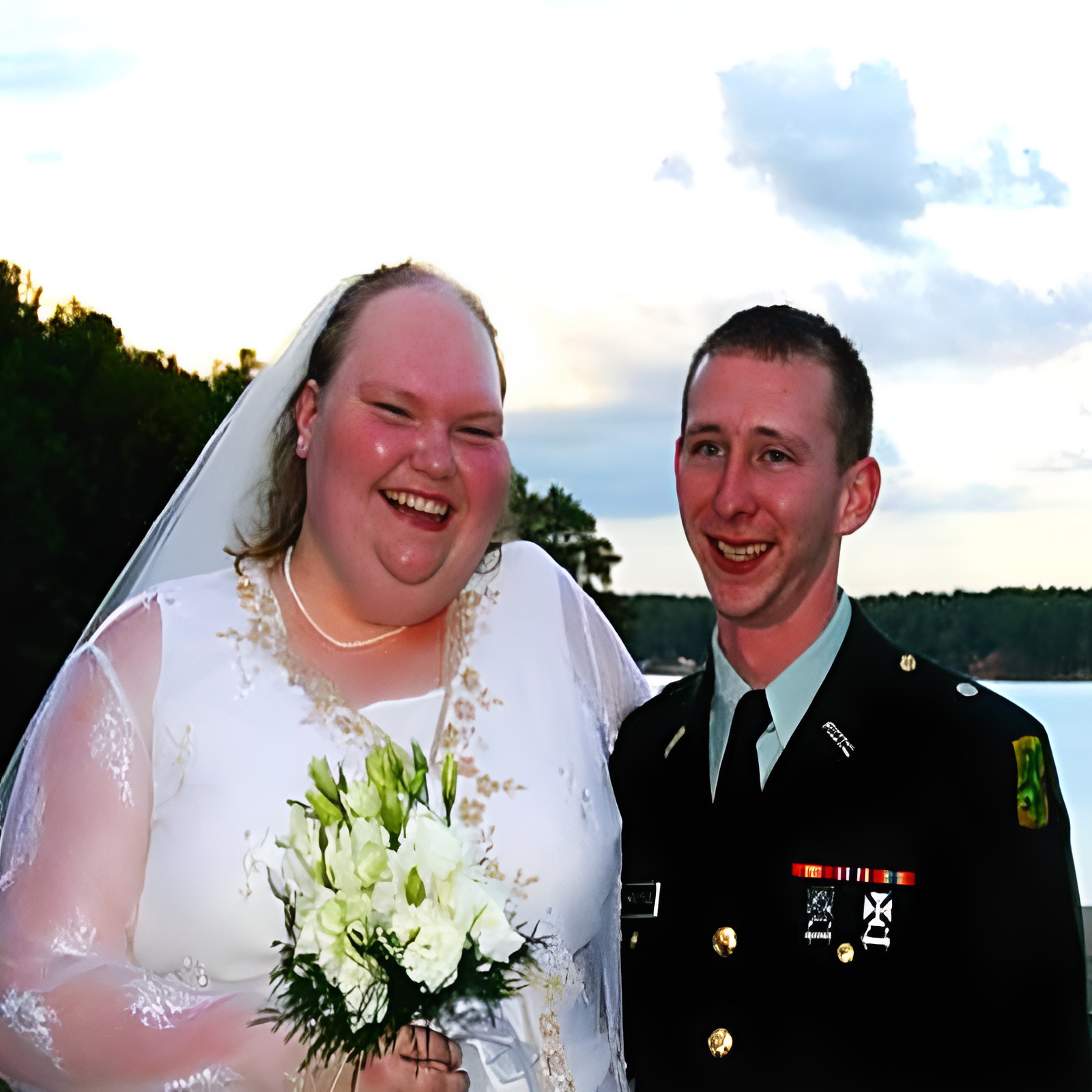 Emma et Chris, couple souriant lors de leur mariage