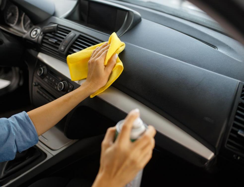 Nettoyage minutieux de l’intérieur d’une voiture à l’aspirateur