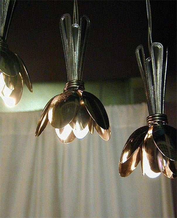 Lustre conçu à partir de cuillères en métal