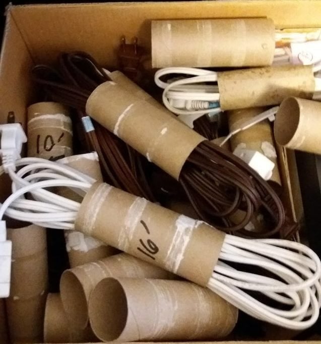 Câbles organisés dans des rouleaux de papier toilette