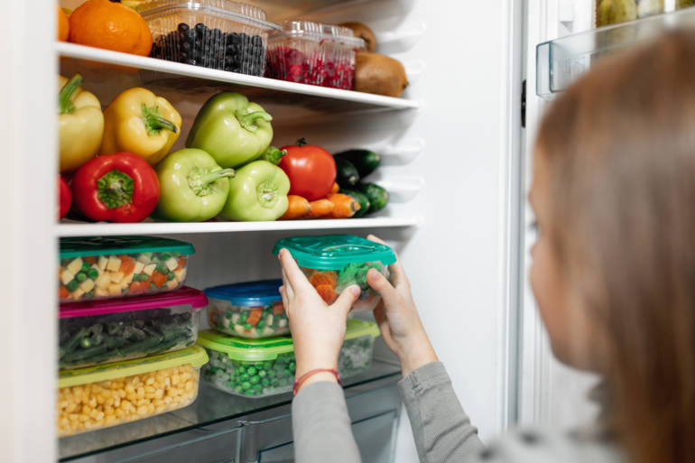 Différents fruits et légumes dans un réfrigérateur
