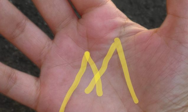 Illustration d'un M formé par les lignes de la main