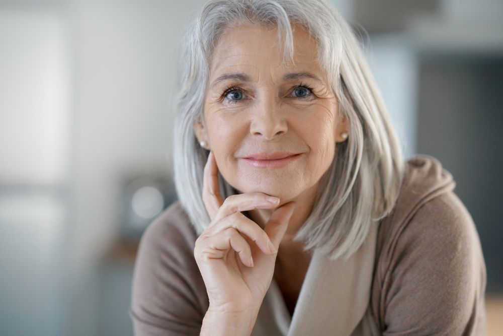 Femme souriante de plus de 60 ans avec une coupe courte moderne