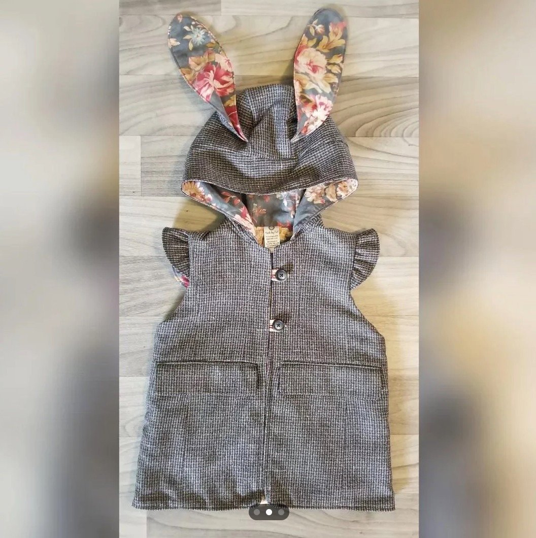 Robe confectionnée avec une veste et un rideau recyclés