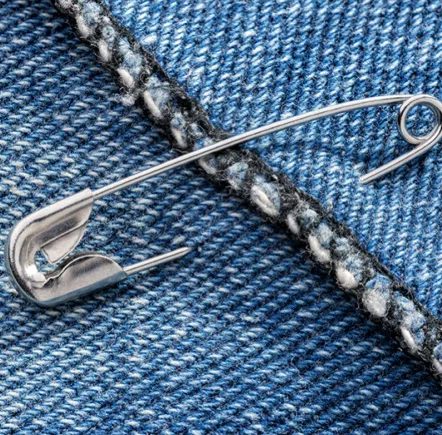 Épingle de sûreté utilisée comme passe-cordon