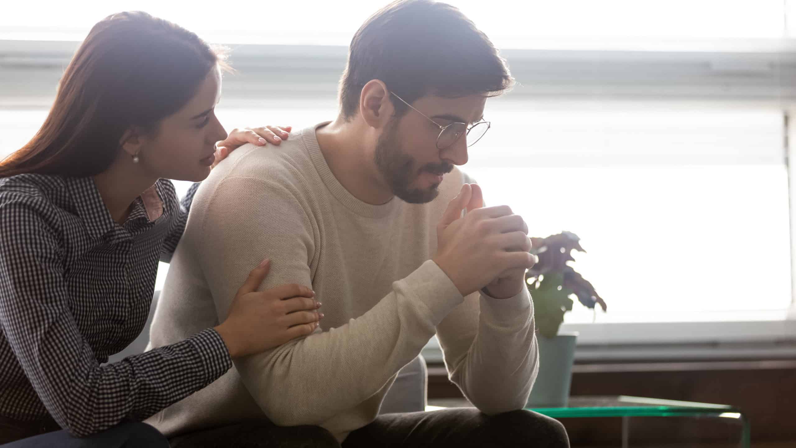 Couple s'encourageant mutuellement hors de la zone de confort