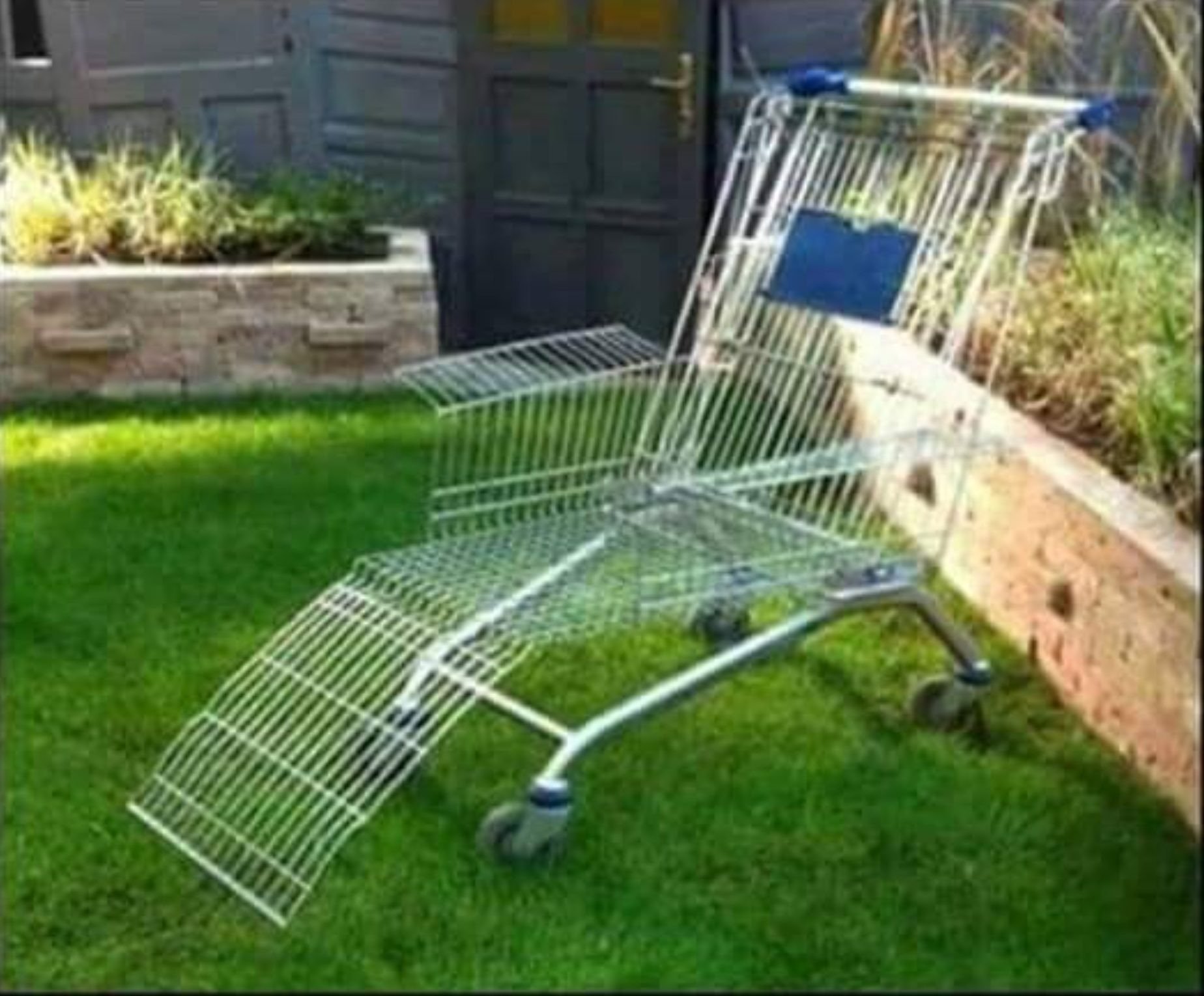 Chaise longue fabriquée à partir d'un chariot de supermarché