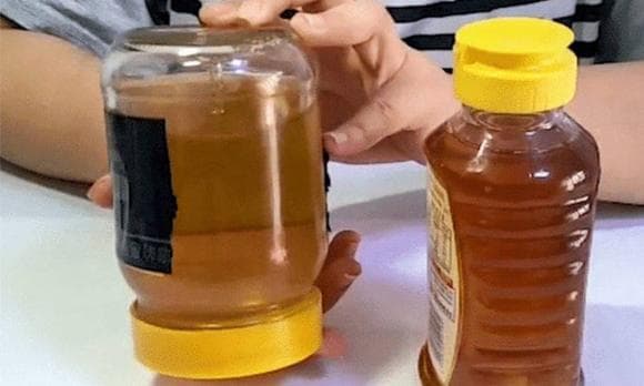Bulles d'air dans un pot de miel
