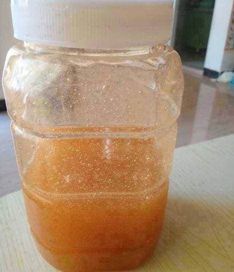 Test du miel dans un verre d'eau