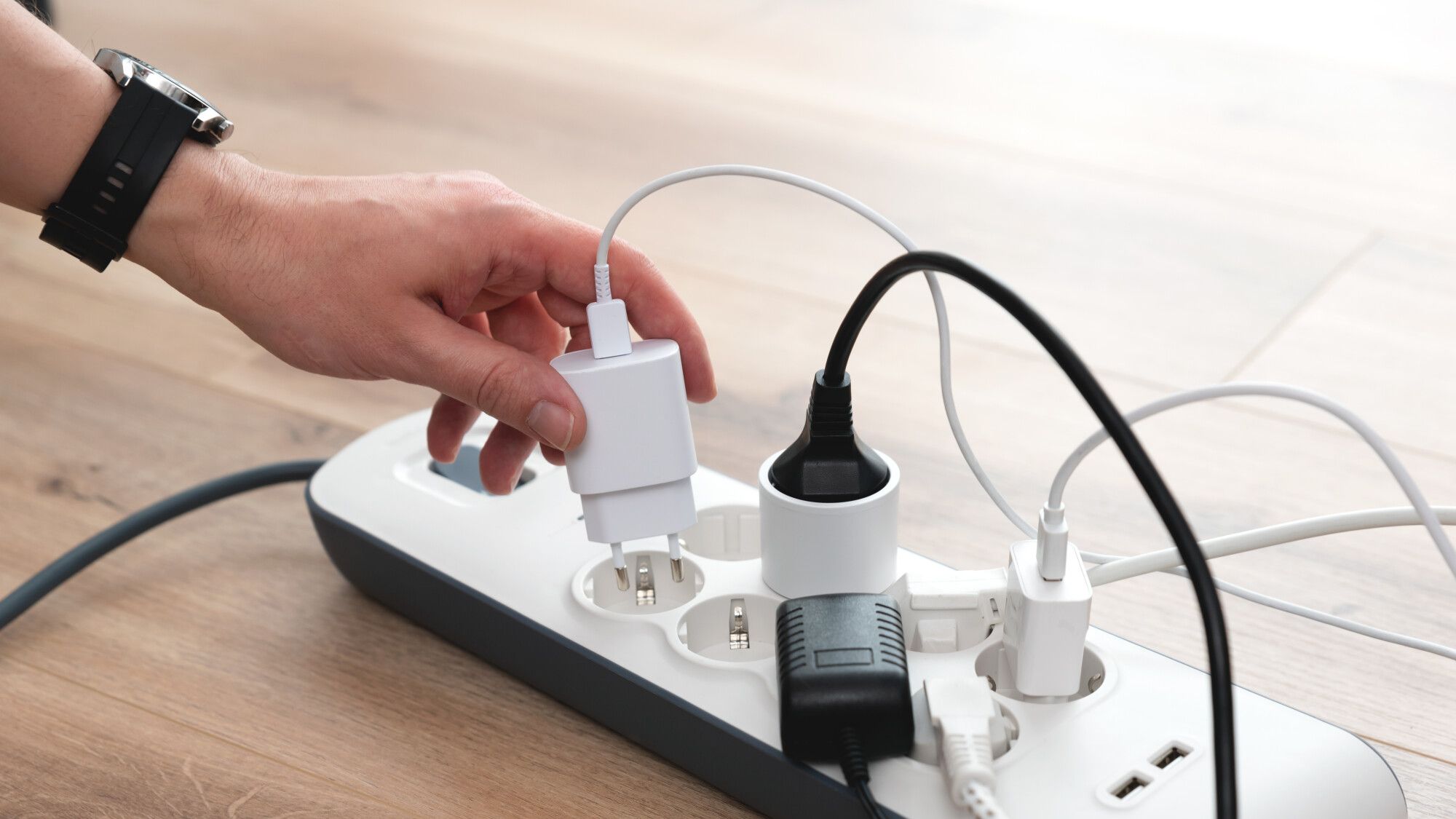 Multiprise moderne avec indicateur lumineux