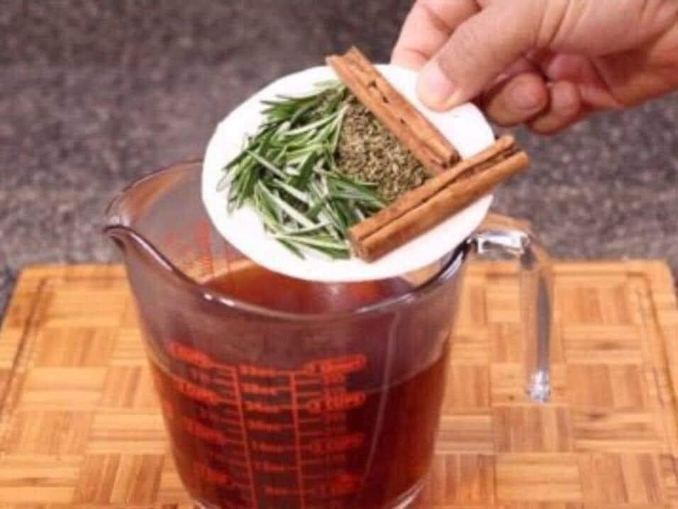 Verre d'eau infusée aux graines de lin