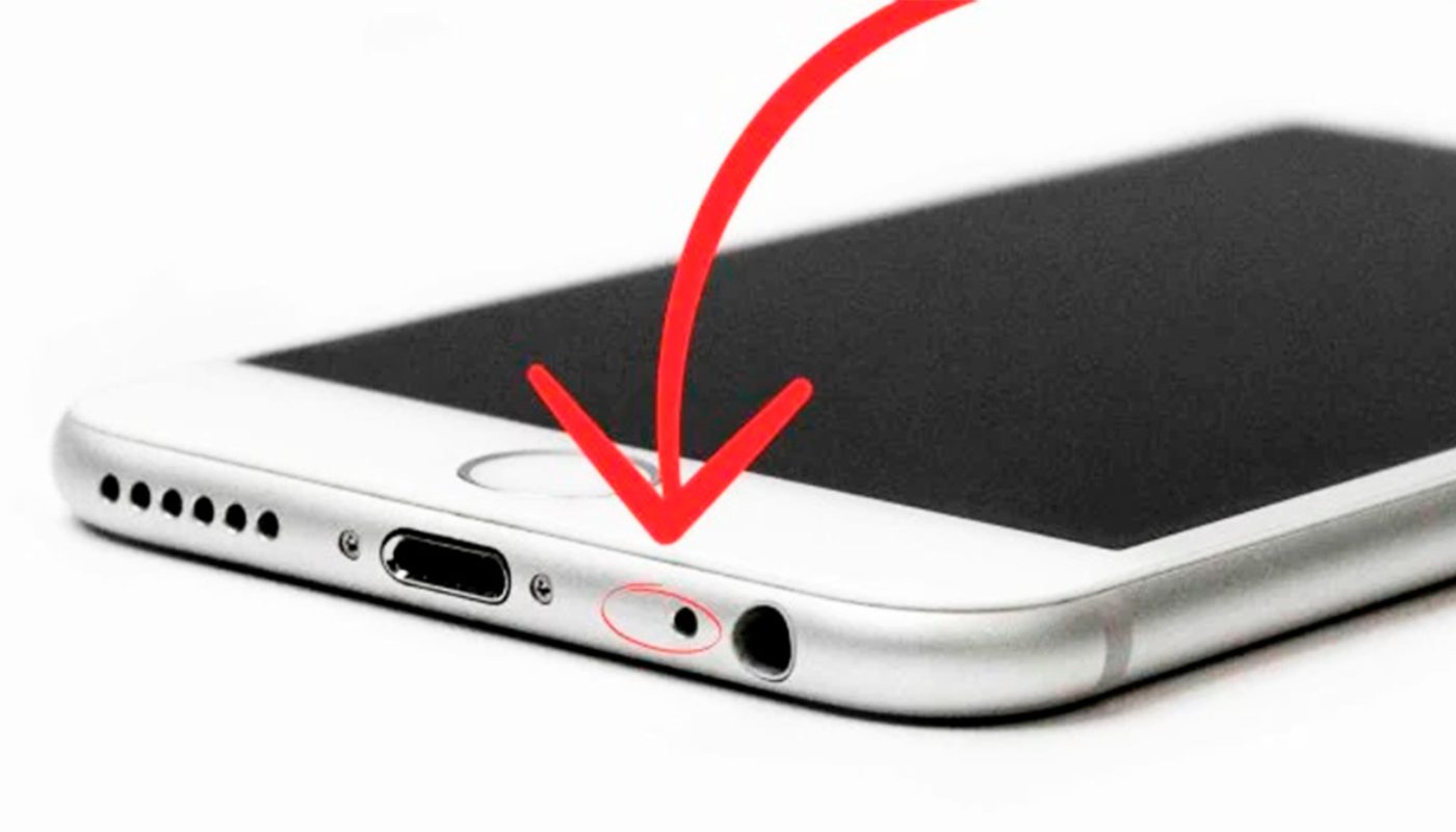 Gros plan sur l'orifice du microphone anti-bruit situé sur un téléphone