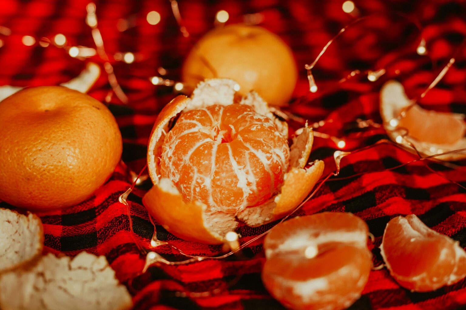 Zestes d'agrumes frais dans un bol