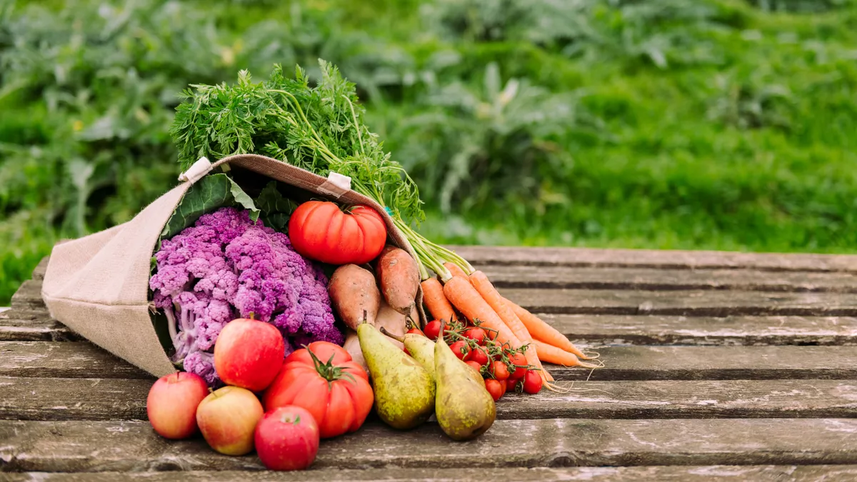 Grand-mère et petite-fille partageant un moment complice en cuisinant
