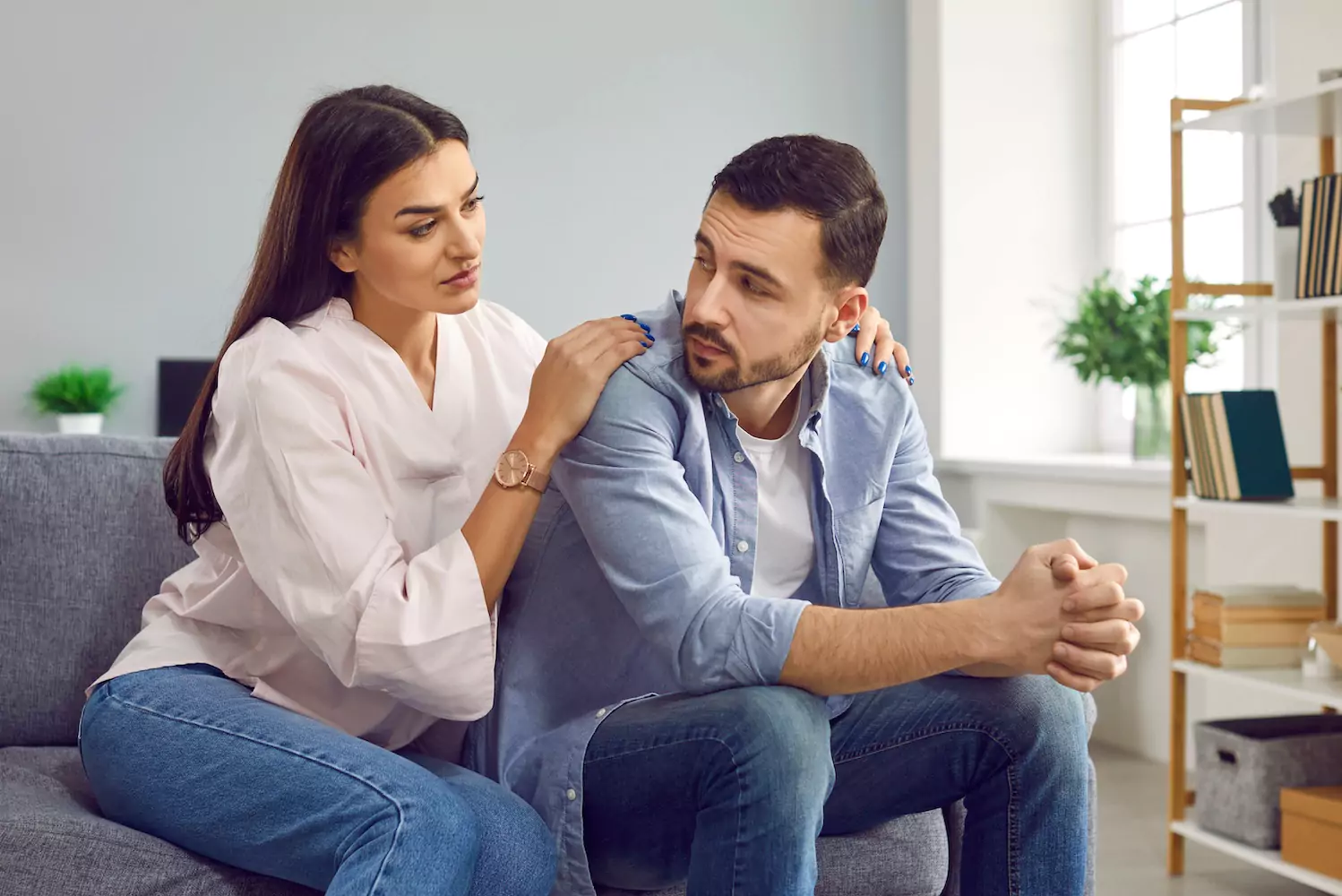 Femme soutenant son conjoint dans une période de stress professionnel