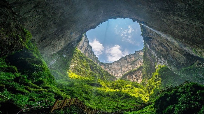 Paysage karstique caractéristique en Chine montrant des formations rocheuses